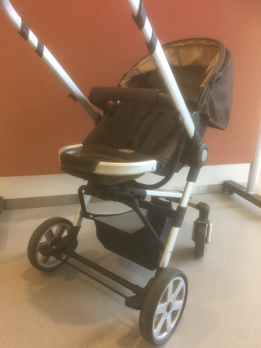 Gevonden voorwerpen.
Regelmatig treffen wij in de #Heerd in #Heerde ‘#gevonden voorwerpen’ aan. Een jas, paraplu en soms een mobiele telefoon.
Nog nooit echter een #wandelwagen; tot nu! 
Bent u dit vergeten of kent u iemand die deze #kwijt is? Hij staat voor u klaar in de Heerd.