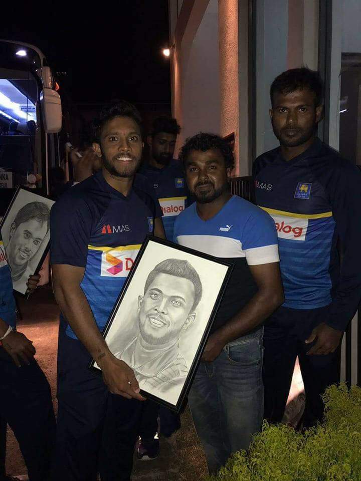 hanantwits's tweet photo. අපේ කොල්ලෙක් රටවල් දෙකේම players ලා ගෙ ච්ත්‍ර ඇදලා පල්ලකැලේ ට ම ගිහින් players ලා ට සිහිවටනයක් ලෙස දීලා ❤❤ 

Nuwan Chamila https://t.co/FAloaS4lfm