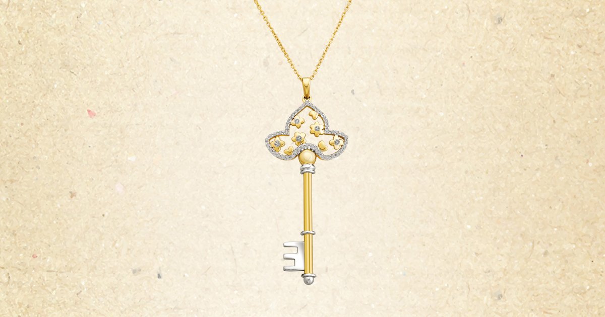 DamasJewellery's tweet photo. Are you looking for something special to #gift this #Eid? Our #KeyOfHope pendant studded with diamonds might be apt
هل تبحثون عن شيء مميز لإهدائه هذا العيد؟ اليكم مفتاح الأمل تعلوه أزهار ناعمة مرصعة بالألماس
#مجوهرات_داماس
#DamasJewellery #EidGift #PerfectGift
@AlJalilaUAE https://t.co/ceeaYhFODB