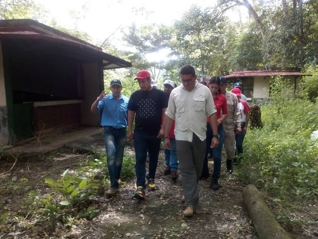 ApamateTv's tweet photo. El Viceministro inspeccionó espacios de recreación del parque "Bocatoma" para constatar las condiciones del lugar, además participó en una jornada de trabajo voluntario con servidores públicos del Minec Cojedes y entes adscritos, las brigadas del movimiento Somos Venezuela. https://t.co/V11YHl37RX