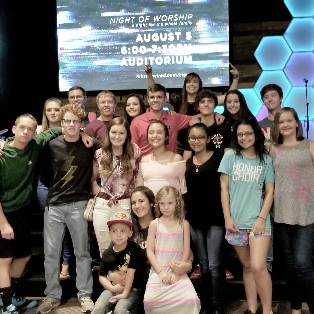 WLSledz's tweet photo. Squad.
#HillsideStudents #hillsideclovis #nightofworship #squad #nmjetsfan https://t.co/5jwx3RMVtv