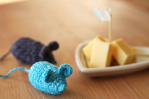 AllFreeCrochet's tweet photo. Does your little buddy need their own little buddy? Check out this Cheeky Mice Crochet Pattern! 

Pattern: https://t.co/VWhPUdZ42M

#InternationalCatDay #cats #CatDay #catpeople #toys #crochet #crocheting https://t.co/GLsPeuSw65