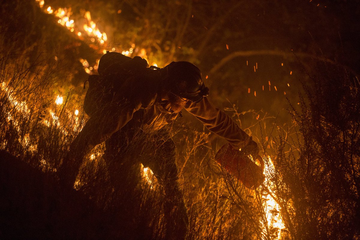 forestservice's tweet image. Currently 122 #wildfires are burning on about 1.6 million acres of private, state, tribal, and federal land. 30,000 interagency fire personnel, including about 628 crews, more than 1,900 engines, about 200 helicopters, and 24 Airtankers are deployed to #wildfires.