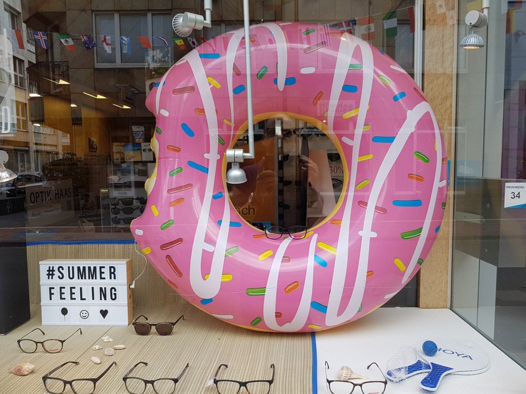 OptikHaas's tweet photo. Sommer, Sonne, Badespaß. Genießt das Wetter in vollen Zügen 😍🌞😎🏊 
In der neuen Schaufensterdekoration findet ihr die neuen Brillen von {Werbung} #Einstoffen, mit den tollen Holzbügeln.
#swissdesign #holzbrille #designalberthaas #aufdemberlich #koeln #cologne #igberlich https://t.co/KEftDxJHVi