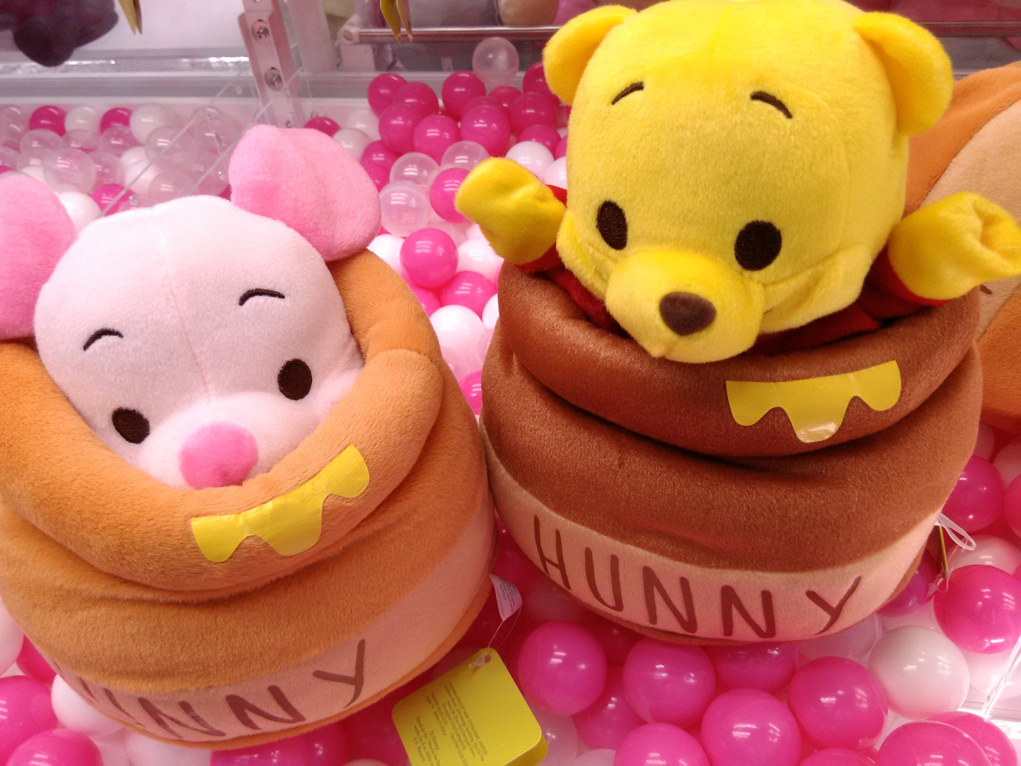 ラウンドワンスタジアム小倉店 景品情報 プーさんとピグレットの可愛いぬいぐるみが新登場 ハチミツの壺から登場します 中に入れると可愛く覗いている感じに出来ますよ プーさんファンの方は是非 ラウンドワン 小倉 プーさん T Co