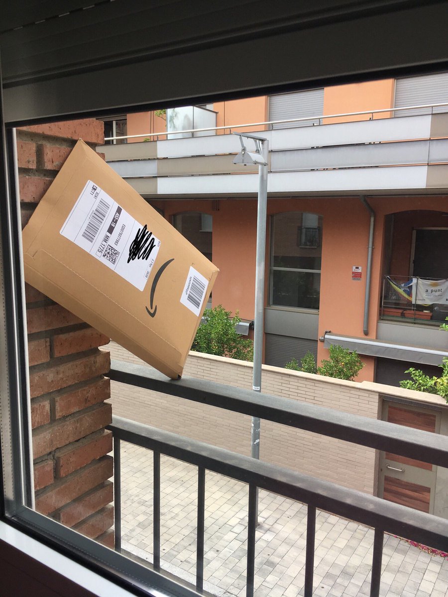 cboira's tweet photo. @AmazonESP innovando en el reparto de paquetes. Vamos a ver, creeis que esto es normal? 0 Profesional, pero punteria 👌#tela https://t.co/dEQiPX1HPl