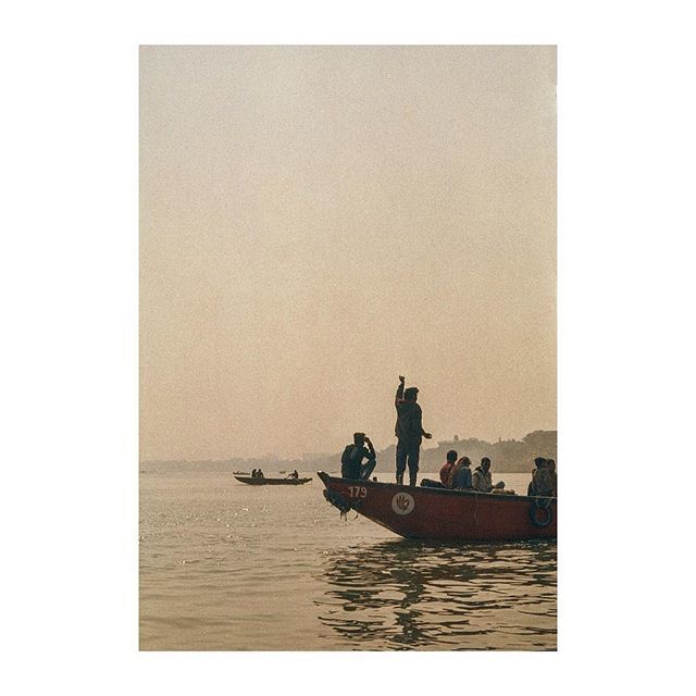 #varanasi #venares #india #incredibleindia #lp #travelphoto #analogphotography #analogphoto #bbctravel #beautifuldestinations #passionpassport #tlpicks #bpmag #vsco #vscoindia #getaway #travelphotography ift.tt/2OQSw0W