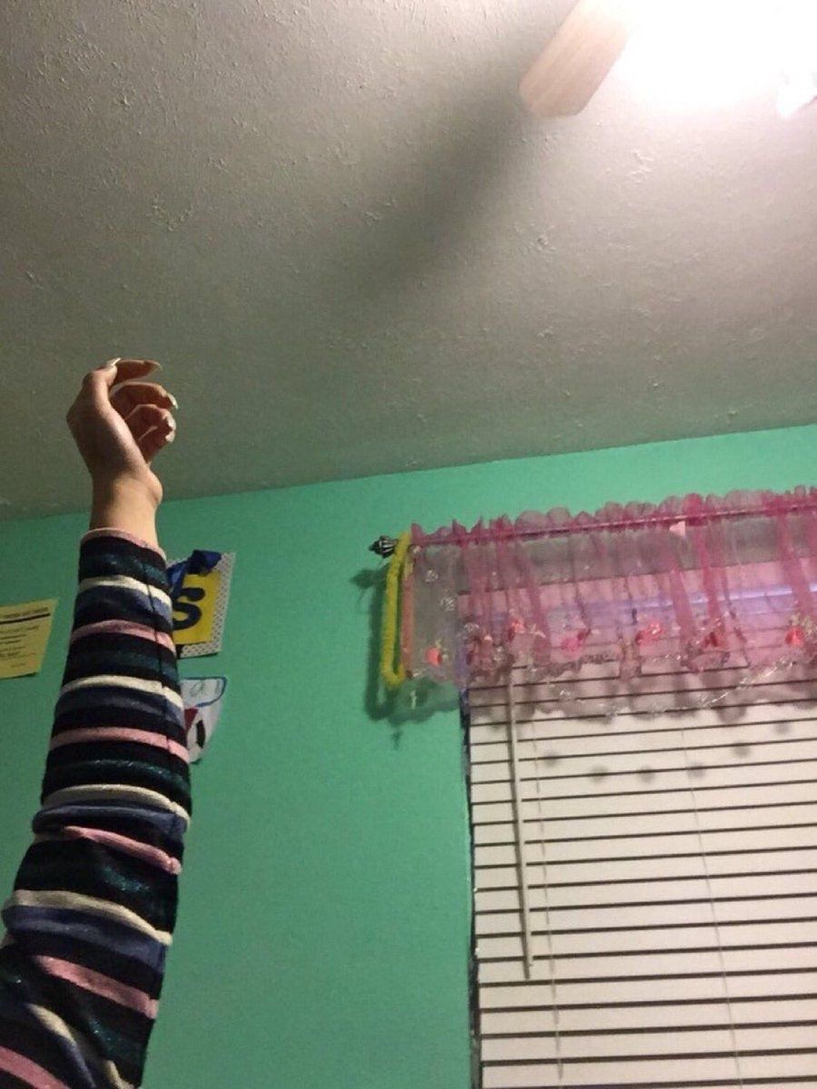 StumblerVideos's tweet photo. Do y’all ever just put your hand up like this for no reason when you’re laying down? Just me? https://t.co/SrN4NQ8SH6