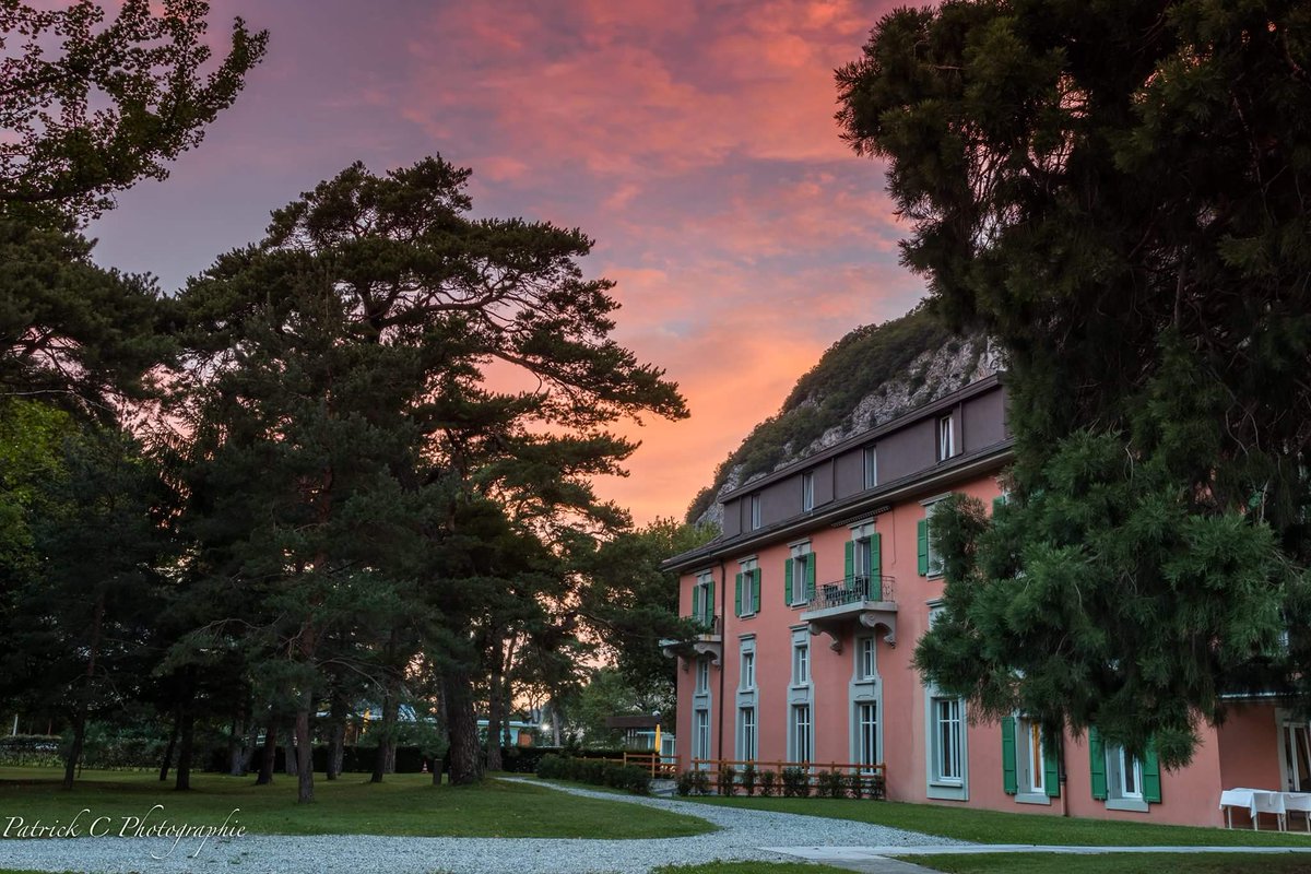 Connaissez-vous le #GrandHôteldesBains ? Alliez bien-être, détente et repos en y séjournant - 68 chambres, 2 restaurants, 2 bars et de nombreux soins wellness sur place. Découvrez tous nos forfaits sur bains-lavey.ch/fr/grand-hotel…