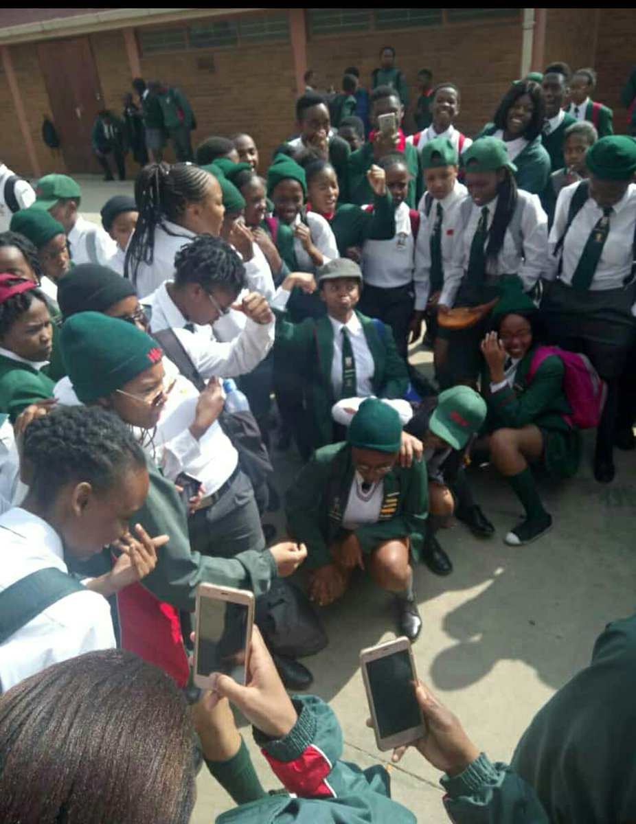 OloratoSebakwan's tweet photo. #matrics2018
#Lastdaysofhighschool
Memories I shall cherish forever 👑💞ngiyanithanda. https://t.co/WzOwL767pD