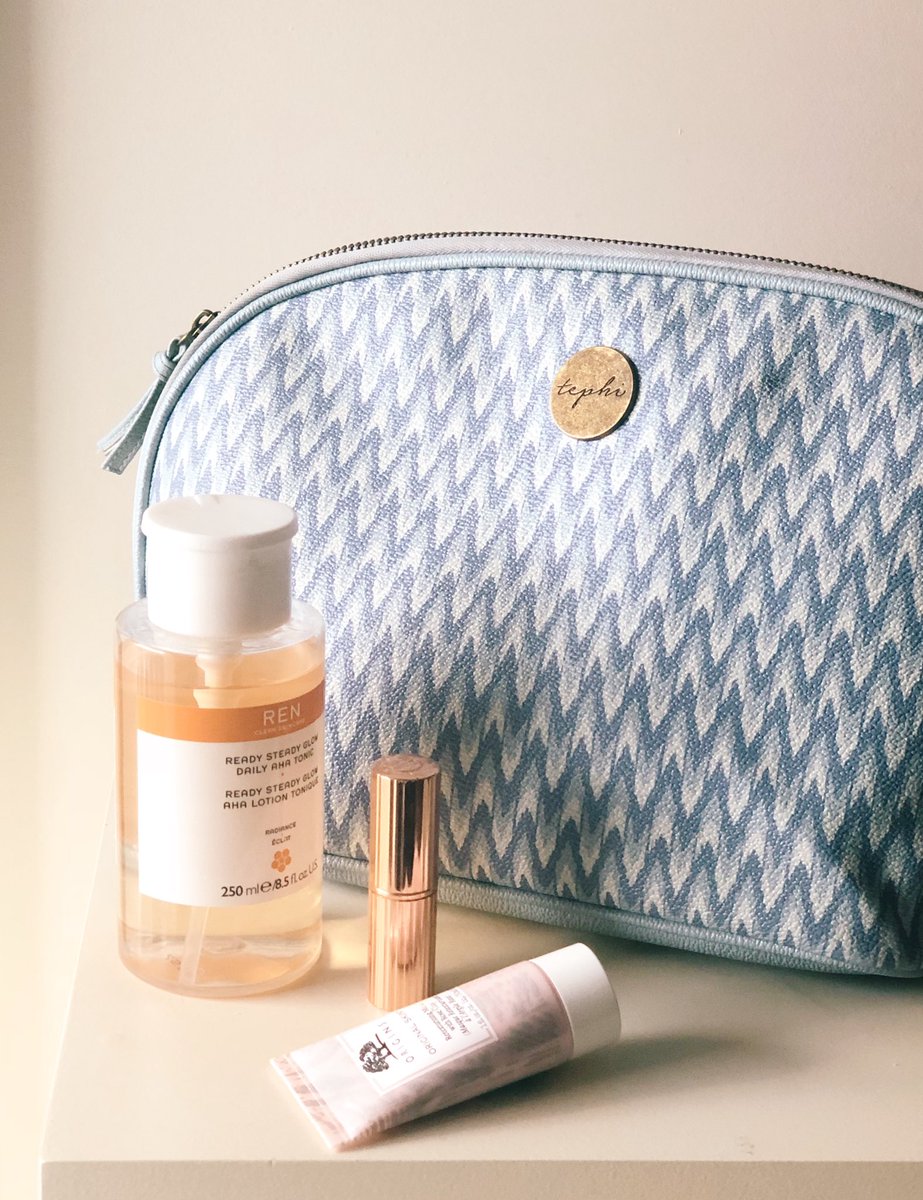 tweetephi's tweet photo. 🌟The Ultimate Washbag 🌟

Gorgeous, practical &amp; the perfect shape &amp; size to carry everything you could possibly need. 

It’s clever too &amp; stores your products upright, so no spills. 

#washbag #travel #travelaccessories #travelinstyle #cosmeticsbag #makeupbag https://t.co/12aO2YVthX