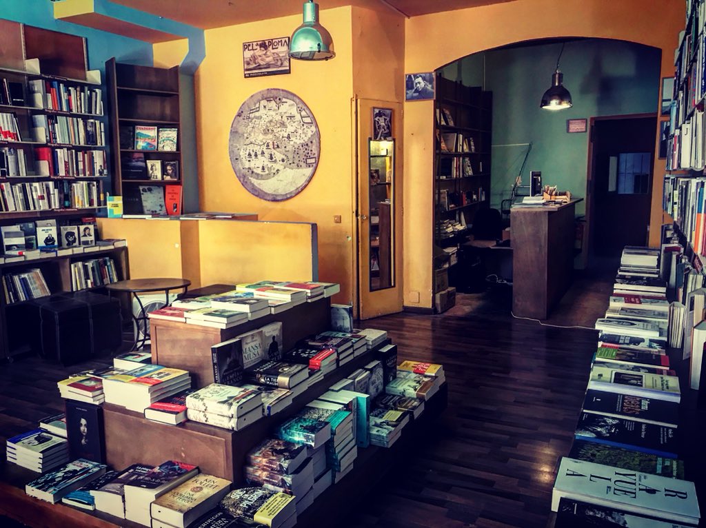 jorgecarrion21's tweet photo. En la nueva y preciosa sede de la librería Literanta de Palma de Mallorca pienso que las librerías del futuro serán pequeñas, acogedoras, artesanales, selectas, prescriptoras, conversadoras, culturales, táctiles, o no serán. https://t.co/aVz7kP4Nm9