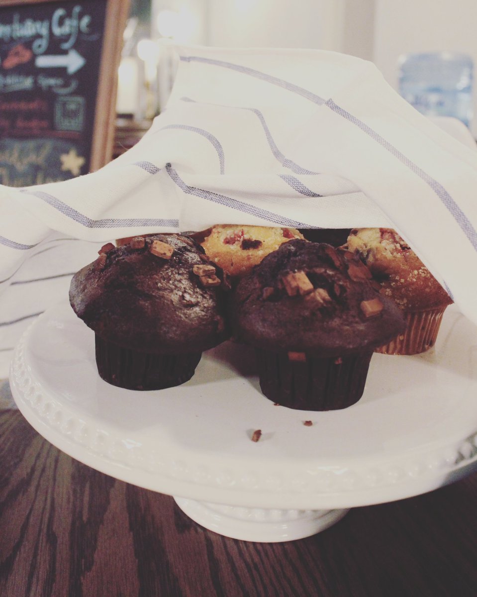 KnoxYYC's tweet photo. Oh hello... do you come here often?...😍🍰🍫🍩
If not, you should! Check out @sanctuary4yyc 's collection of tasty goodies that will make your Wednesday a little brighter! 
#socent #socialenterprise #N1100D #prosperity4all #communityecdev #communityoutreach #CED #cafe #community https://t.co/RwvaPuld5E