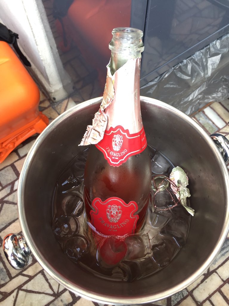 ChristineWerthe's tweet photo. #terrazzaaperol #slidedesign #Milano 
🌞🕶🍷 #appero #detente #bouteille #Montecérésino #RoséPétillant #CaFaitDuBien 👍👌 https://t.co/6E9SHIjPAM