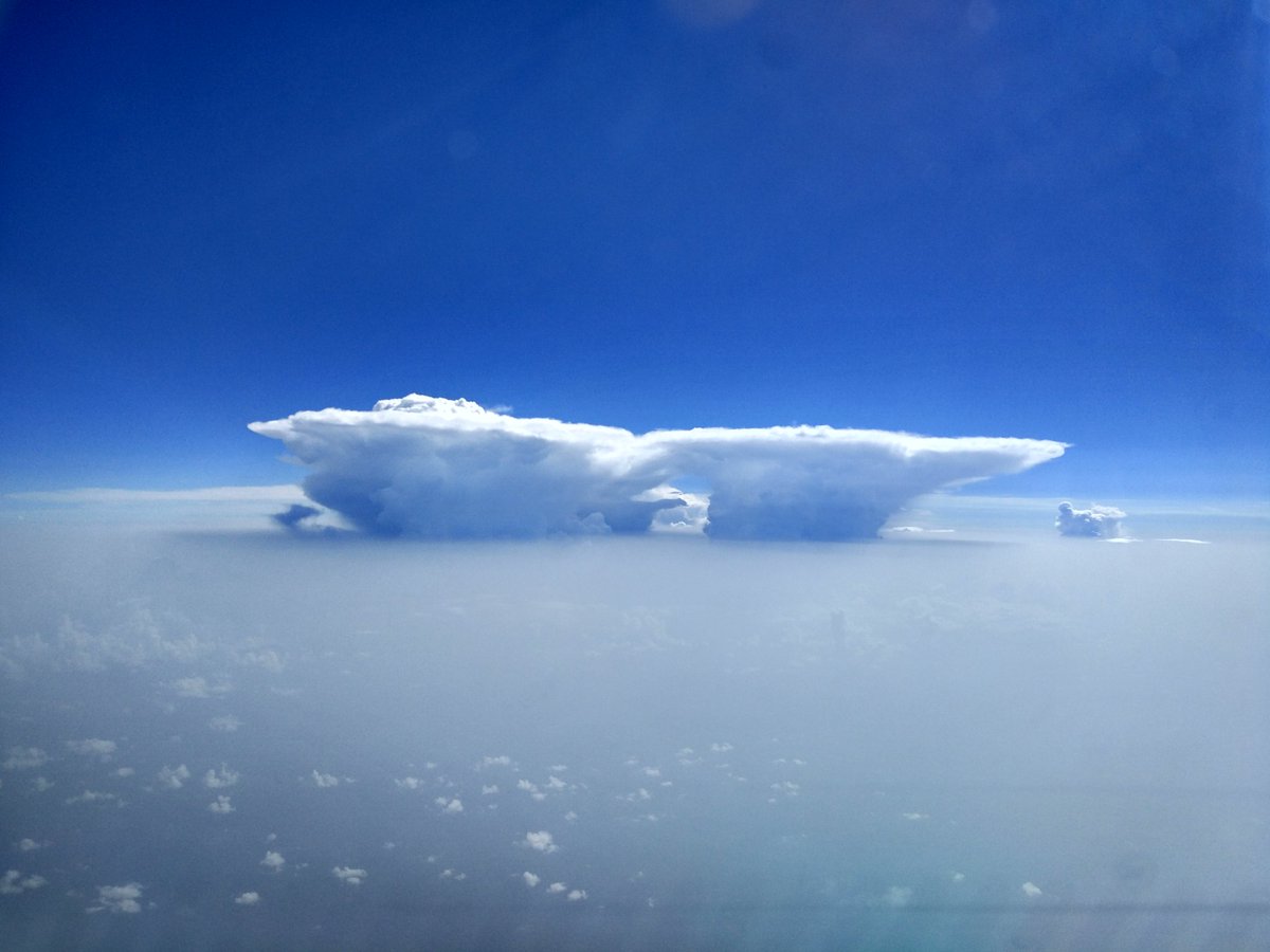 Fantástica fotografía de 2 yunques de sendos cumulonimbos, tomada desde un avión que hacía la ruta Tenerife-Barcelona, cerca de la aproximación al aeropuerto del Prat. 👌 Vía <a href="/davidtriadu/">David TV</a>