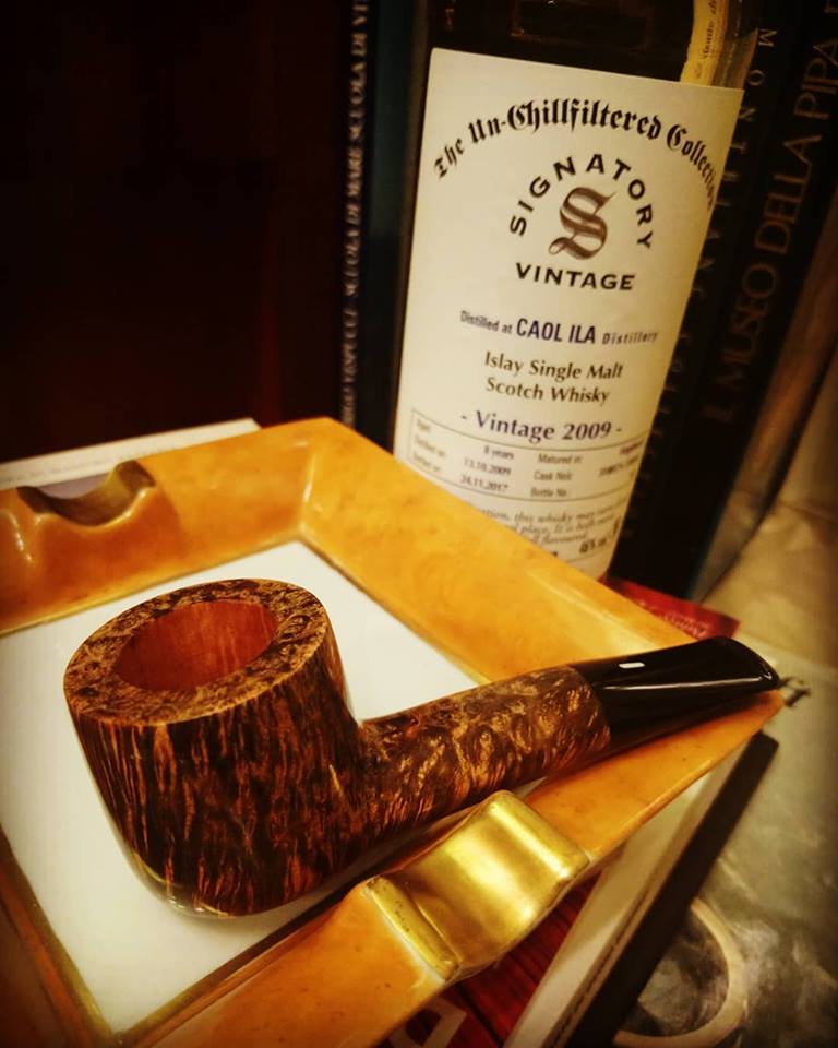 FincatoPipes's tweet photo. Castello Collection KK & Signatory Vintage Caol Ila 2009
#castello #castellopipes #collection #2k #pipesmoking #pipecollection #handmade #madeinitaly #islay #whisky #whiskey #scotchwhisky #singlemalt #unchillfiltered #vintage #2009 #fincato #fincatolacasadelhabano #roma https://t.co/znLgLKE1JU