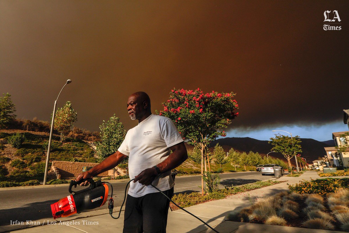 Irfan_latfoto's tweet photo. Wednesday morning Corona residents are facing dark smoke cloud, constant raining of ashes and smoke smell from Holy Fire that continues to burn on the hills. @latimes @latimesphotos @LANow #Holyfire #wildfire #ashes #darkcloud #smokefromfire https://t.co/BEFlf57TH7