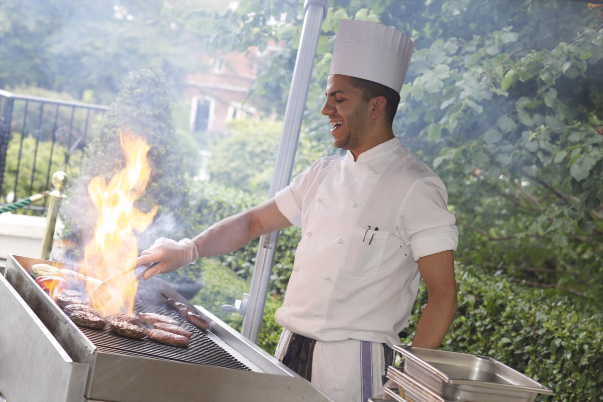 InterConDublin's tweet photo. Join us in ICE Bar tonight and celebrate Day 1 of @DublinHorseShow. Sip champagne and eat delicious Irish Gourmet BBQ Burgers with entertainment until late #dublinhorseshow2018 #intercondublin
https://t.co/t3gQrIIqEI https://t.co/pLha8bLEkW