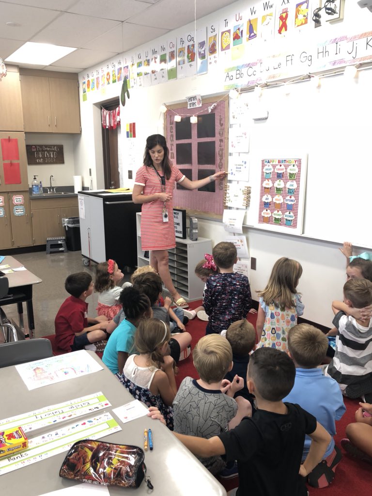 kelmac1029's tweet photo. It’s business as usual in first grade with Ms. Bonovitch! Students are learning the rules and procedures. #cahabalearns #Trussvillelearns #supportinglearningeveryday https://t.co/FPOXIGWYB7