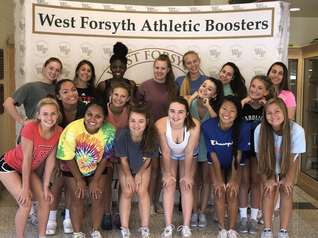 WF_cheerleading's tweet photo. West Forsyth Varsity Cheer ๐โs @BoosterWest! #supportyourTITANS #bleedgreen #titanpride #WFHScheer2018 https://t.co/iTGoLevTl1