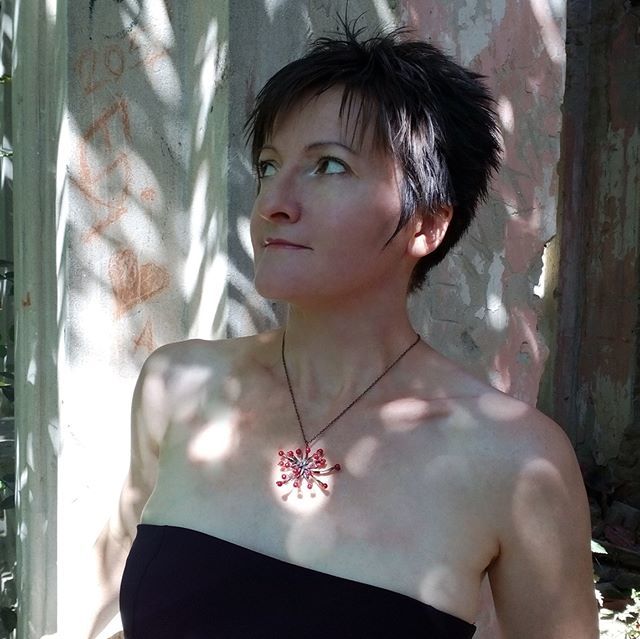Hot summer and red pendant 🌞
#hetpromo #wearableart #jewelrydesigner #photography #portrait ift.tt/2OV6cI6