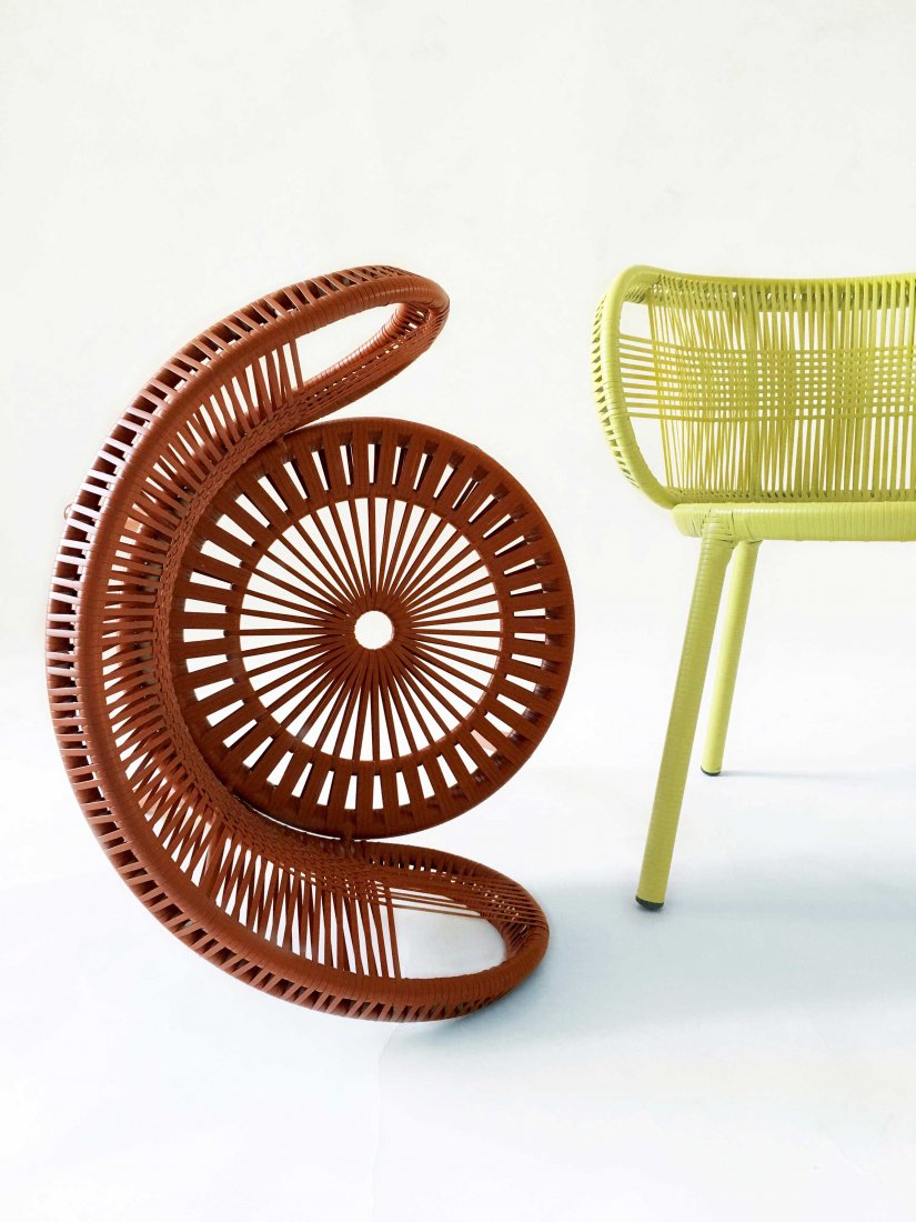 archipanic's tweet photo. Werner Aisslinger draws on @DEDON unique hand-weaving heritage to create the #CIRQL outdoor collection based on round, friendly shapes and a sophisticated geometric woven pattern.
Discover more vibrant outdoor furniture designs on https://t.co/S0PAX0Ibwl - #design #furniture https://t.co/247K4MaDlP