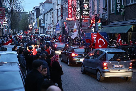 zaytung's tweet photo. Euro'nun 6 TL'yi Geçmesinin Ardından Almanya'daki Gurbetçilerimizden AK Parti'ye Destek Mitingi: ''Napıyorsanız aynen devam, arkanızdayız...'' https://t.co/FHrEJJtRk2 https://t.co/YiHGaNjiud