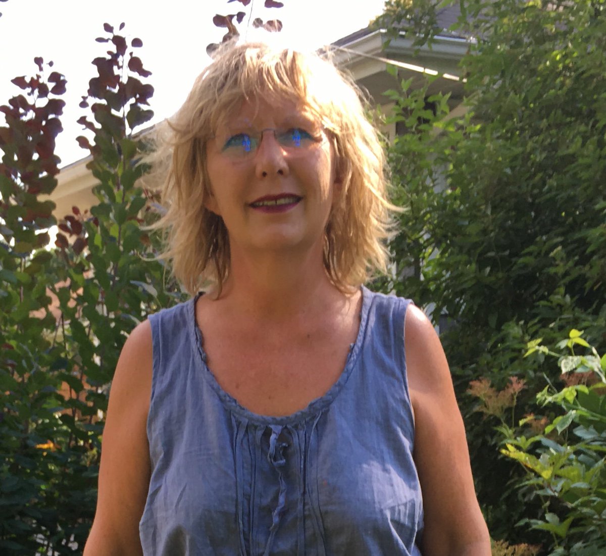 ArtInBayfront's tweet photo. Meet painter Sandy Lien. "My paintings depict my travels to the sea and The wilderness.  That is where I seek solace.  I like to experiment with listening to different styles of music to see how it influences the movement of the brushstrokes." #artistprofile2018 #art #mn https://t.co/LyrWmNojTg