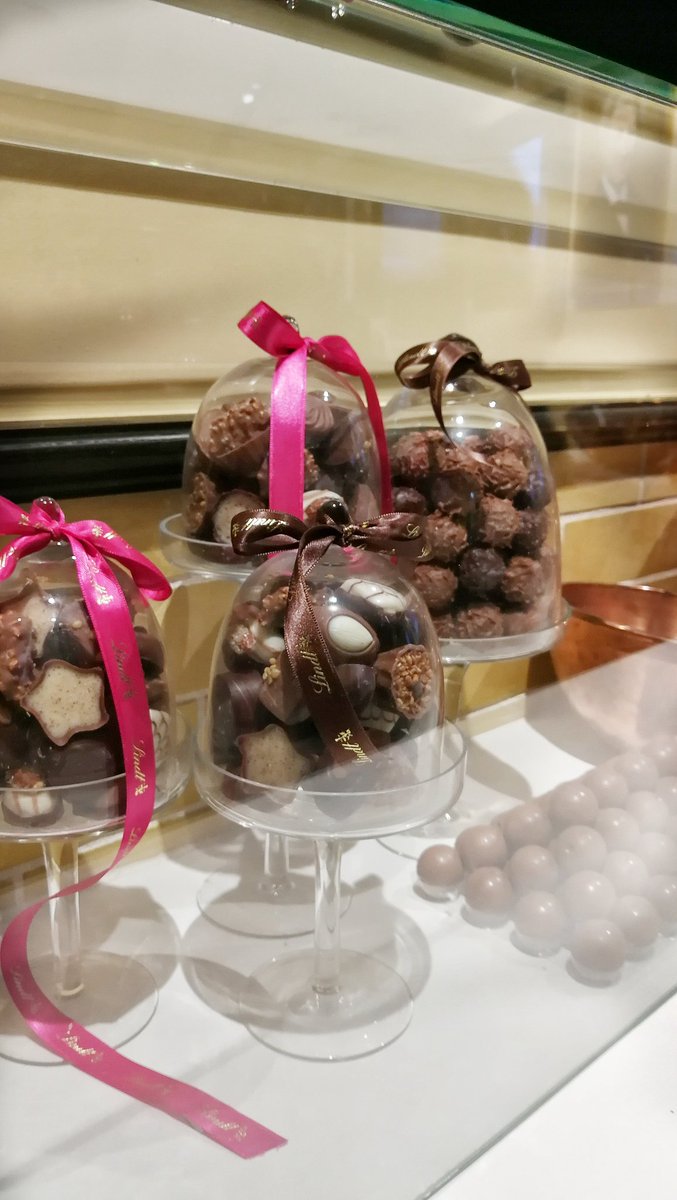 tmwa12's tweet photo. Lint chocolate factory ๐ญ
#MyTravelGram
#ModimoSeesMyHeart ๐
#Day5 #Switzerland https://t.co/U756ipONis