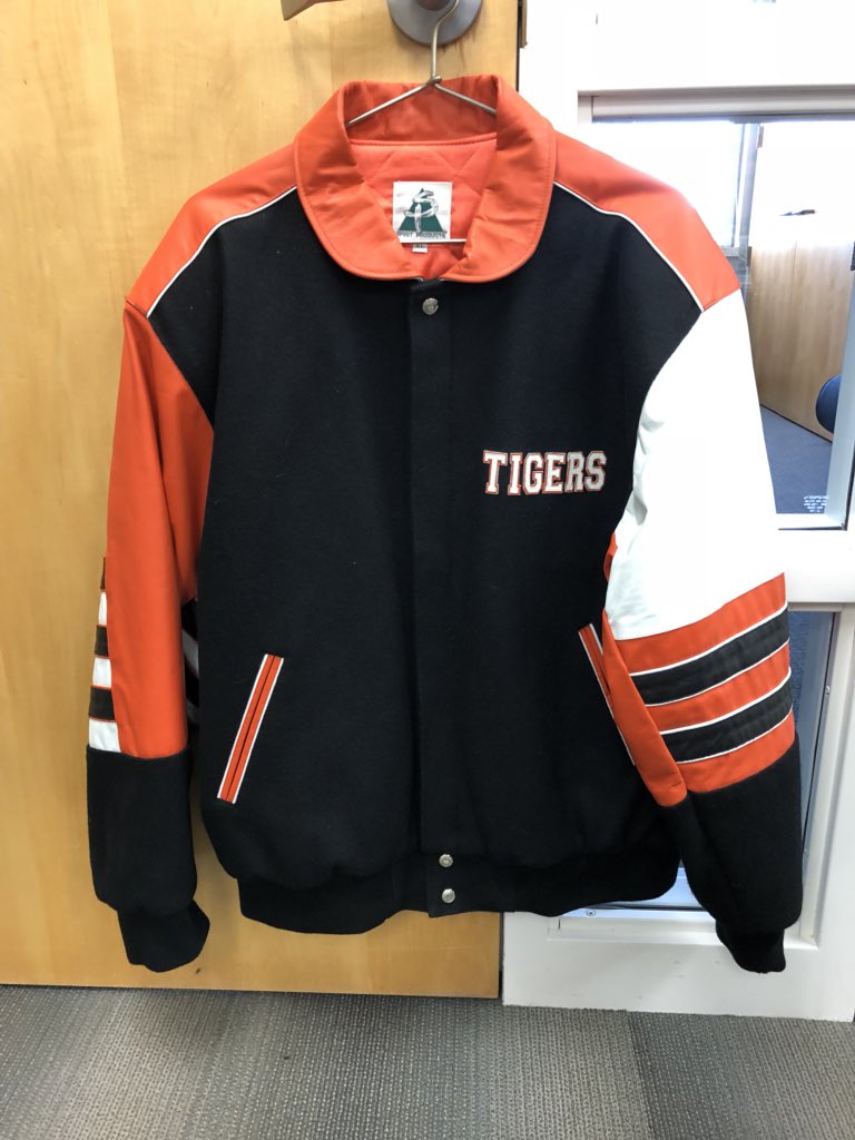 WDMCS_SSF's tweet image. Look for us at Meet the Tiger Night with some awesome raffle items. All money raised goes to student scholarships. $1,000,000+ given to date. @vhstigers