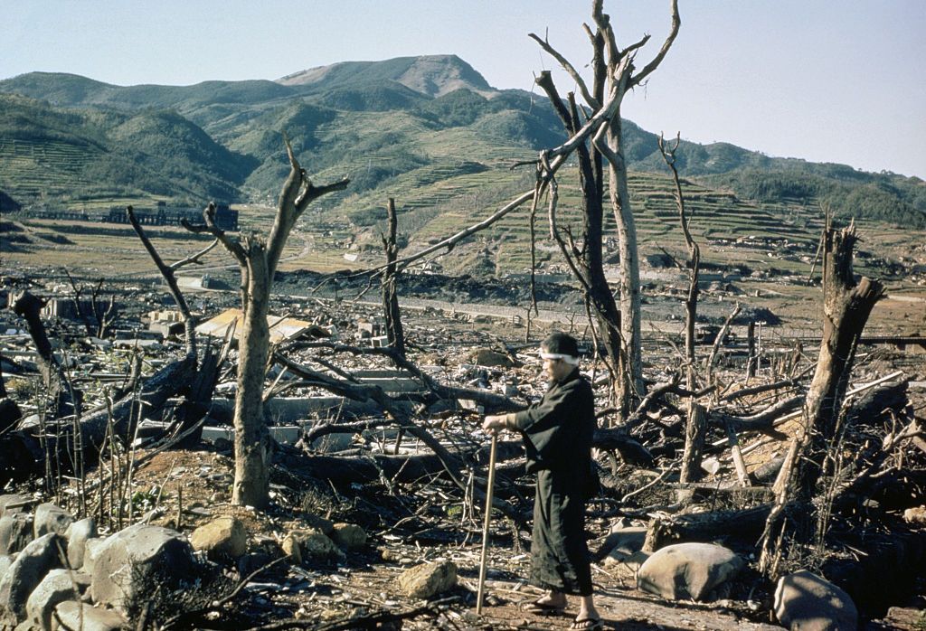 BFJNews's tweet photo. 1945年8月9日午前11時2分、長崎に1発の原子爆弾が落とされました。そこで、人々はどう生きたのでしょうか。当時の貴重な写真をまとめました。（籏智広太 @togemaru_k）

【New】原爆が落とされた後の長崎を記録した写真たちhttps://t.co/genR5cckCf https://t.co/fGqgb4BydZ