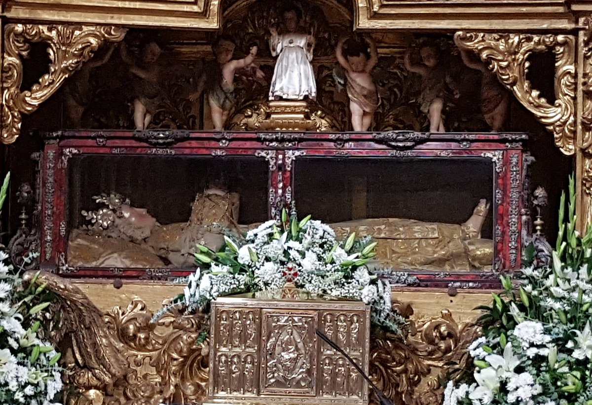 Si pasáis por la Catedral de Plasencia antes del 14 de agosto no os podéis perder:

La misteriosa Virgen yacente de Plasencia 

extremaduramisteriosa.com/la-misteriosa-…