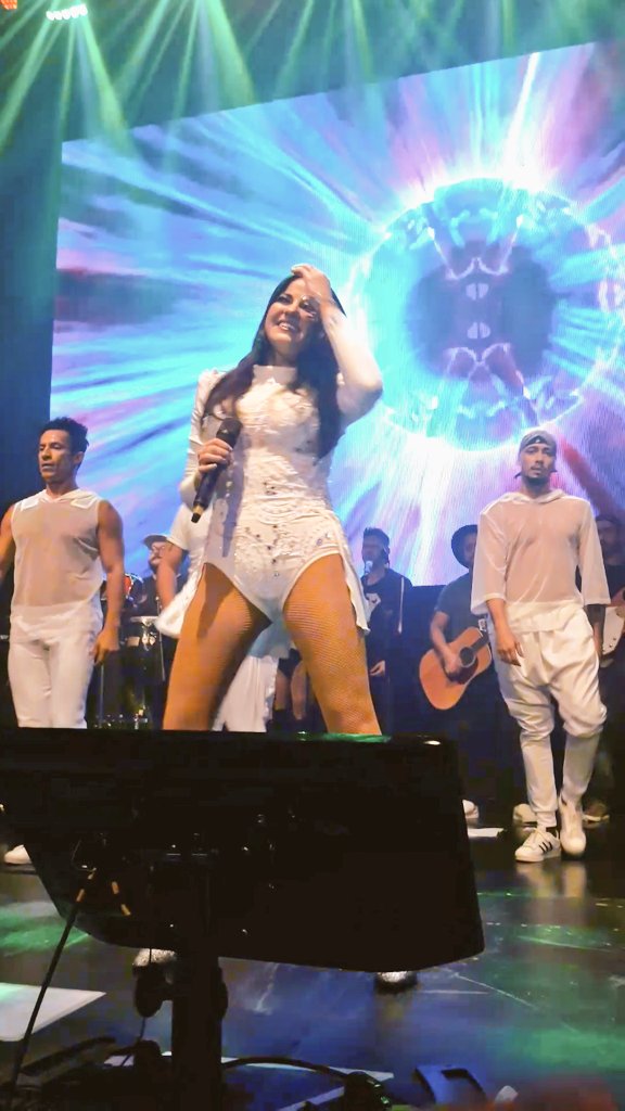 Rogeriorochaf's tweet photo. Obrigado por ser tão maravilhosa @MaiteOficial
Obrigado pelo show incrível e inesquecível 😍
Melhor Tour! "QUE TIRO FOI ESSE MAITE?
#LiveTourRio #MaiteLiveTour https://t.co/r0pR1aFQqF