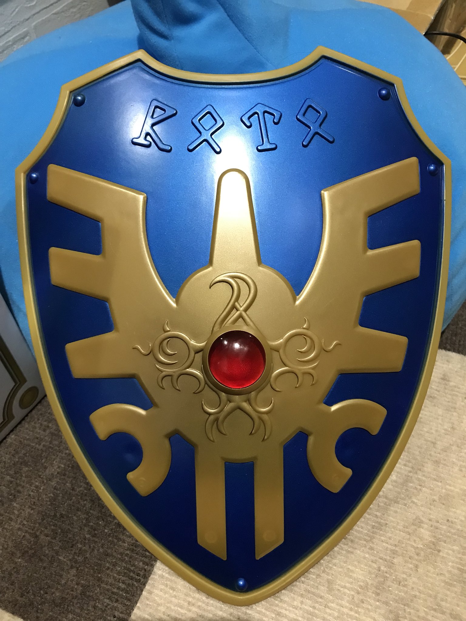 タスク 昨日の買い物でロトの盾を購入してました まだロトの剣はないのではぐれメタルでご容赦を 未開封で1 500円でした ロトの剣もありましたがこの倍くらいしていたのでスルー ロトの盾 ロトの剣 はぐれメタルの剣 ドラゴンクエスト T