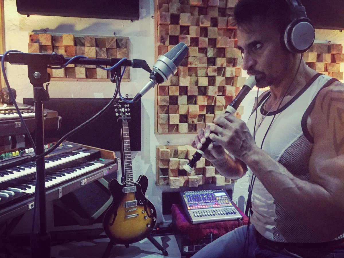 juancarloselara's tweet photo. Mi buen amigo @HoracioFranco grabando en @dharastudios #musica #abreelcorazon #mexico #producerlife #musicaconcausa gracias por la música y el gran corazón! https://t.co/IJma707w4z