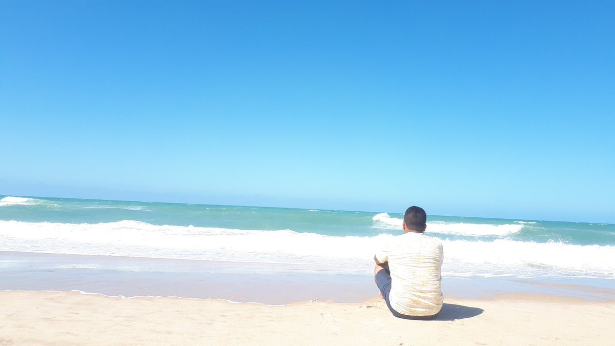 Se não consegue ver a terra firme, mira ao menos no horizonte, pois sem fé o barco afunda.