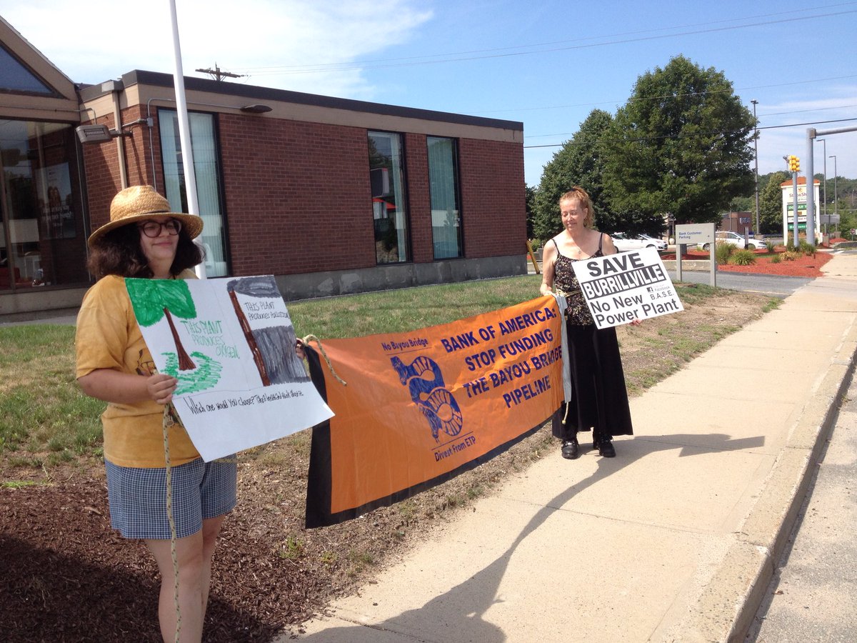 Demonstrating outside of <a href="/BankofAmerica/">Bank of America</a> in solidarity with <a href="/NoBayouBridge/">Leau Est La Vie Camp</a>. BoA is major financier of oil and fracked-gas pipelines. #NoBayouBridge #StopETP