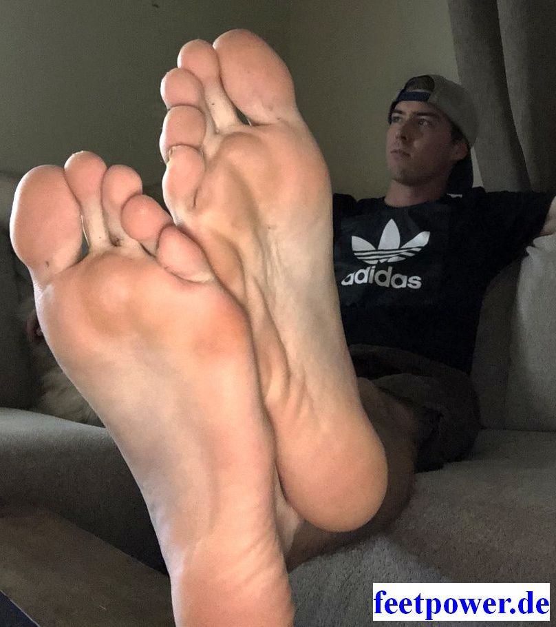 kingtim2012's tweet photo. The 21 yo #LAMaster #KingJeremey hot huge #malefeet 100 photos and contact infos of this #footmaster and #findom on https://t.co/HpabQ93qEU https://t.co/KY1kTfmL0K