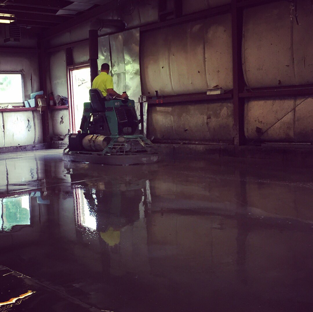 runyonsurfprep's tweet photo. It’s been a great training! Wrapping up with our last few resin steps. #powertrowelpolishing #trowelpolishing #troweltraining #trainingday #runyonmps #magneticpreloadsystem #runyontoolingline https://t.co/VVEZMJY66e