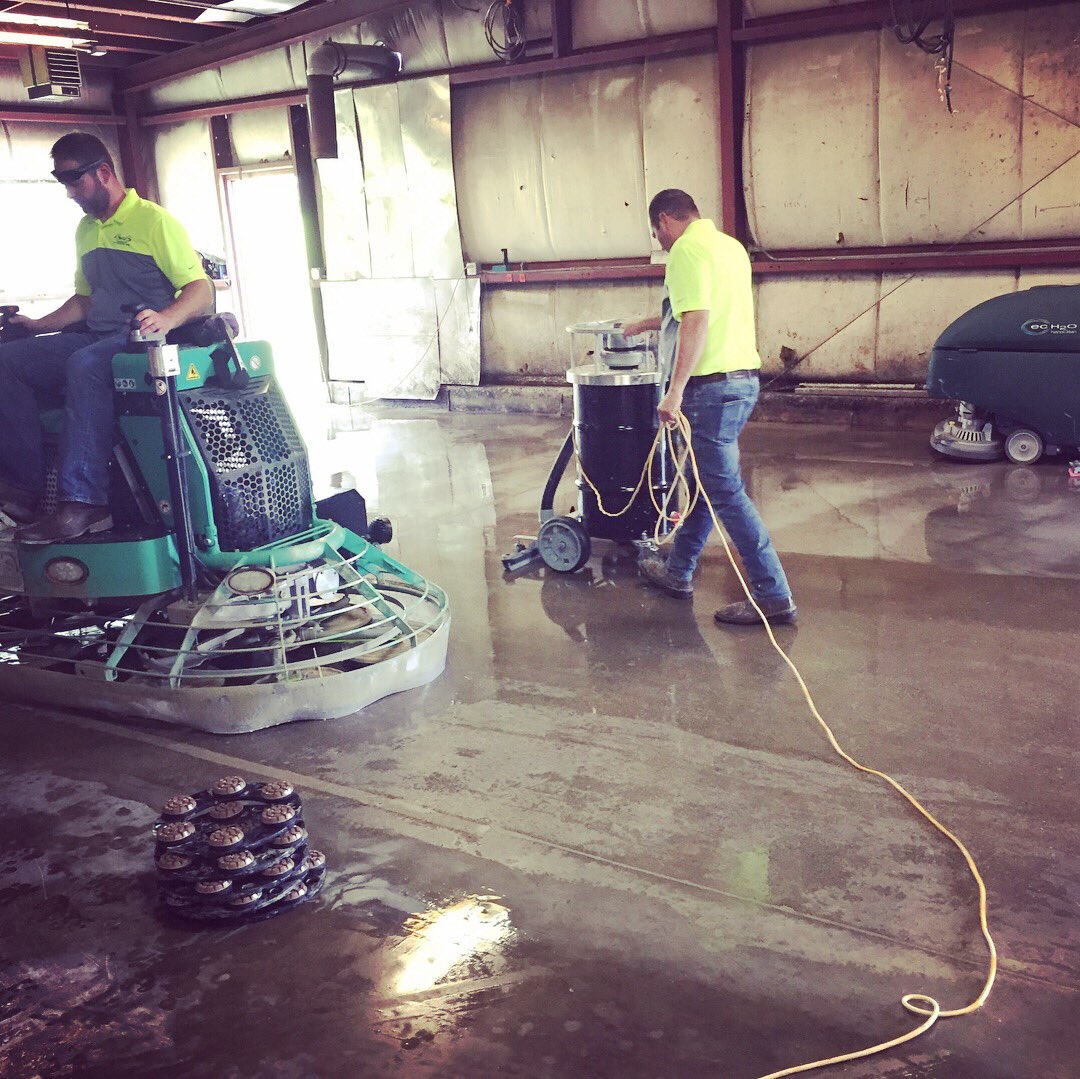 runyonsurfprep's tweet photo. It’s been a great training! Wrapping up with our last few resin steps. #powertrowelpolishing #trowelpolishing #troweltraining #trainingday #runyonmps #magneticpreloadsystem #runyontoolingline https://t.co/VVEZMJY66e