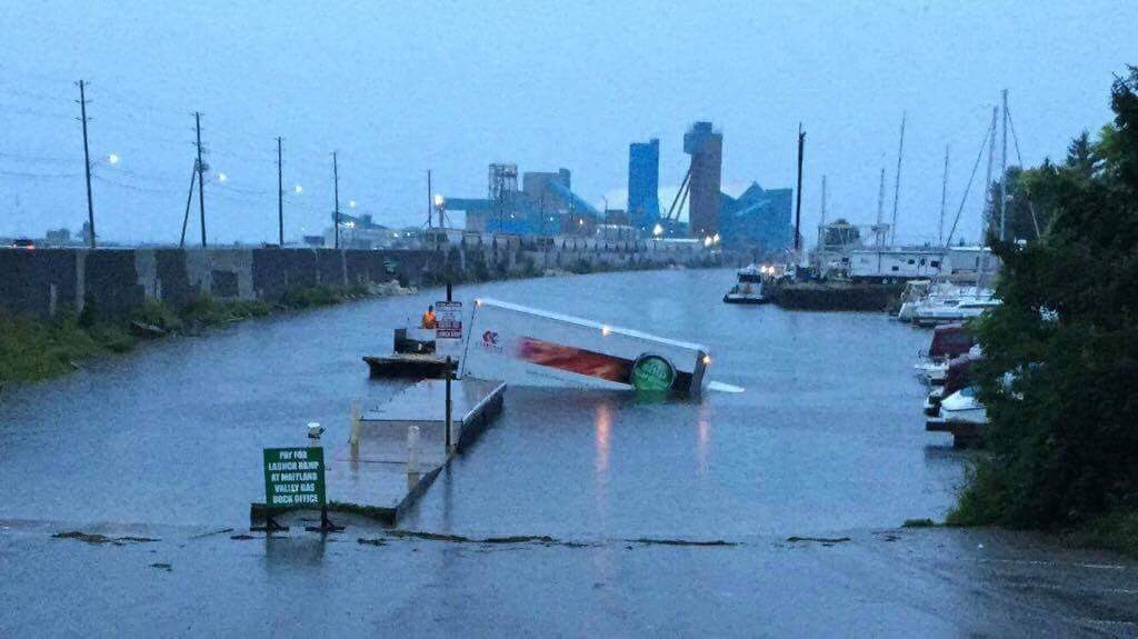ScottMillerCTV's tweet photo. A delivery truck driver made a wrong turn in #Goderich this morning..and ended up getting wet. The truck ended up following its GPS too closely after driving directly into Lake Huron. The driver escaped..and the truck had to be winched out  the water. Pics-Donald R Jeffrey https://t.co/hcQBVwi3kh