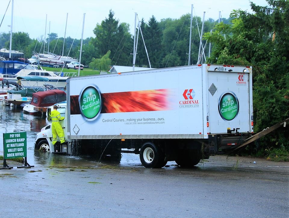 ScottMillerCTV's tweet photo. A delivery truck driver made a wrong turn in #Goderich this morning..and ended up getting wet. The truck ended up following its GPS too closely after driving directly into Lake Huron. The driver escaped..and the truck had to be winched out  the water. Pics-Donald R Jeffrey https://t.co/hcQBVwi3kh