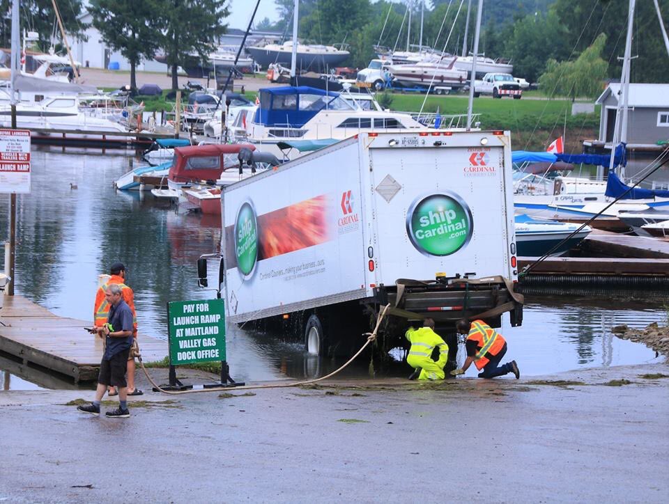 ScottMillerCTV's tweet photo. A delivery truck driver made a wrong turn in #Goderich this morning..and ended up getting wet. The truck ended up following its GPS too closely after driving directly into Lake Huron. The driver escaped..and the truck had to be winched out  the water. Pics-Donald R Jeffrey https://t.co/hcQBVwi3kh