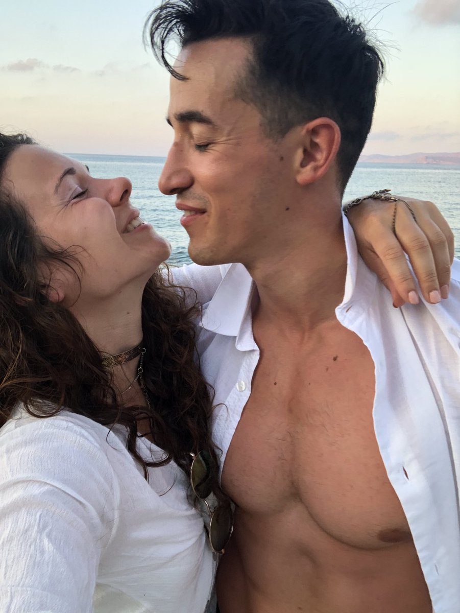 TiboInShape's tweet photo. Ça suffit ! Marre de vivre dans le silence, je l’avoue publiquement moi aussi j’ai flirté avec une abonnée. Elle est même venue chez moi. Sauf que ça fait 1an et qu’elle n’est toujours pas repartie ! #balancetonyoutubeur @jujufitcats https://t.co/S3mRcmf5S7