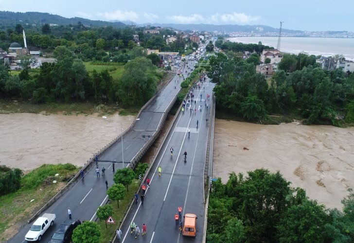 #Ordu 'da yaşanan sel felaketi, ülkeyi şirket gibi yönetmek isteyen, yeşili yok ederek "mega proje" adı altında yol ve köprü yapan, üretim ekonomisi yerine beton ekonomisini tercih eden iktidar anlayışının iflasıdır.