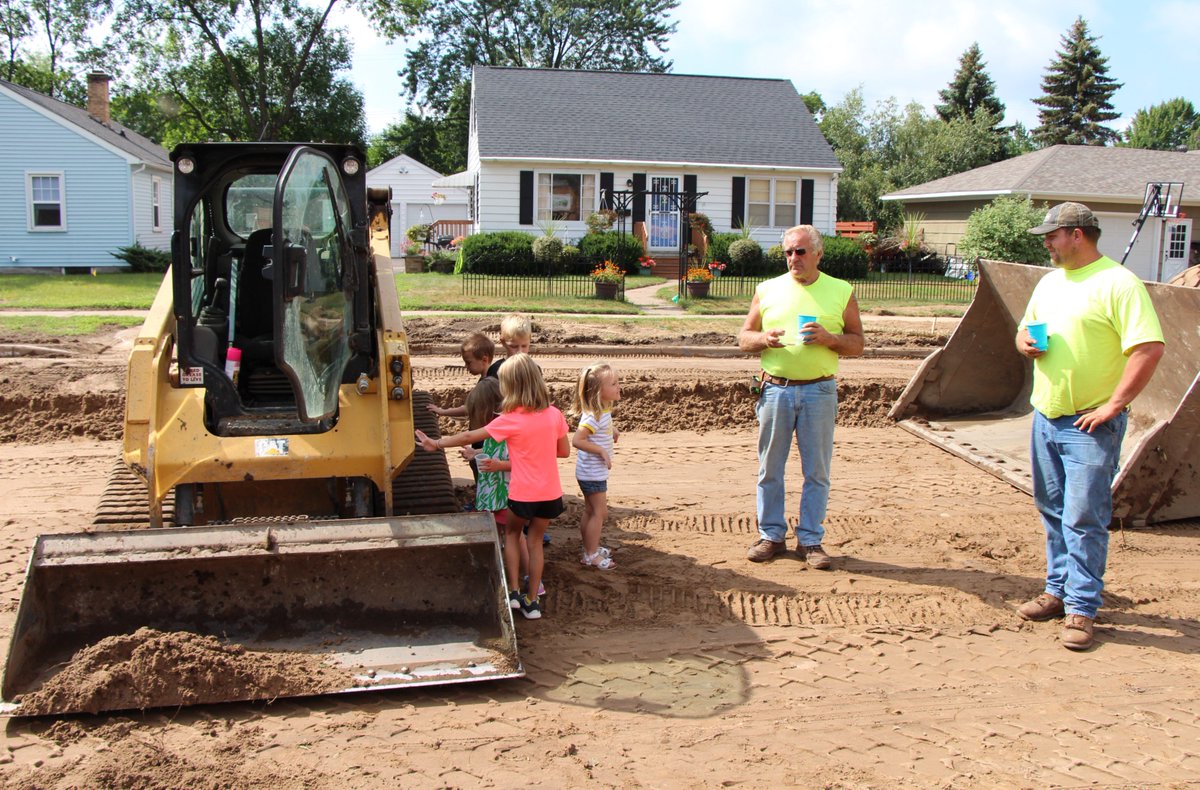 This morning, children from the Regis Child Development Center surprised the construction crew working on Fenwick Avenue with lemonade and cookies. (They even got to see some of the equipment up close.) We thank the crew for their hard work! #RegisPride