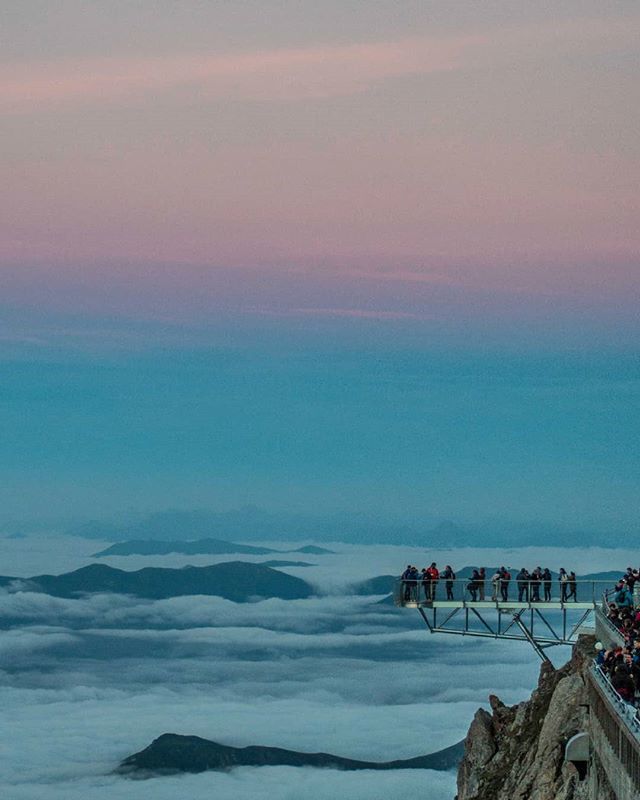 npyski's tweet photo. Une soirée au pic et des couleurs sublimes pour se promener au dessus des nuages !
#pontondansleciel #picdumidi #lights #cloudporn #destinationpyrenees #audessusdesnuages #colors #valleesdegavarnie #hautespyrenees #npy #npy2 https://t.co/lBLmrzB9LY https://t.co/jZ0cDEg79Q