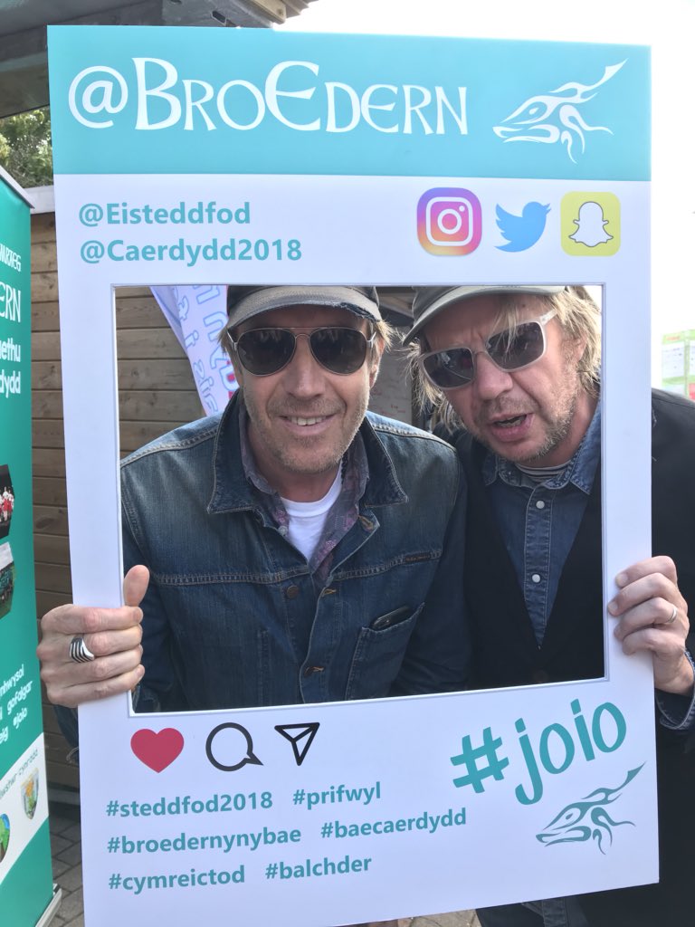Braf gweld Rhys a Llyr Ifans ar y maes heddiw 👍 Great to see actors Rhys and Llyr Ifans at #Steddfod2018 today #joio