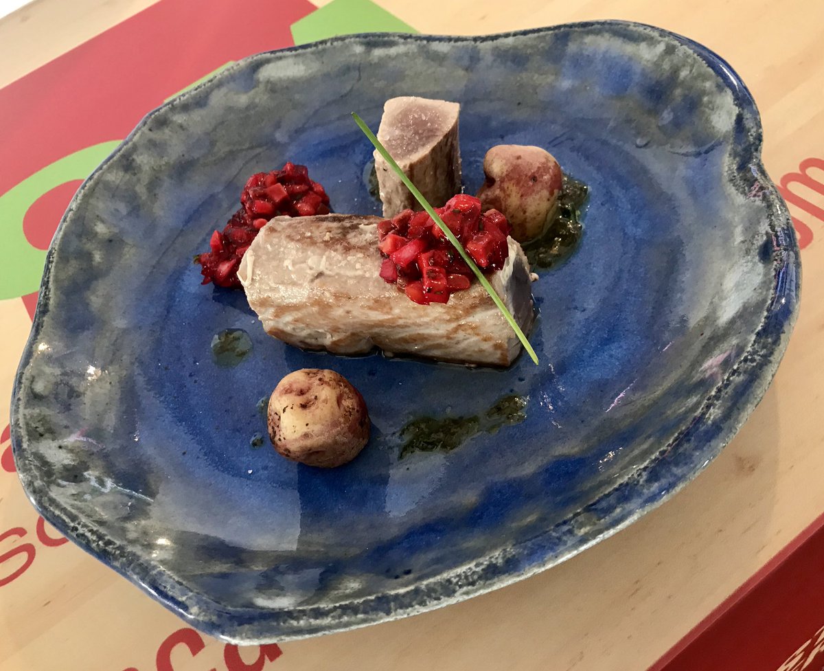 📌 “Del huerto al Puerto”, elaboración del chef Diego Galán (<a href="/mansolaspalmas/">Manso.</a> ) en la #FeriaDelAtun de #Mogán, sobre una pieza de la ceramista #GranCanaria Radha Andaluz (<a href="/FedacGC/">Gran Canaria FEDAC</a>)
#SaboreaGranCanaria, descubre su #gastronomia