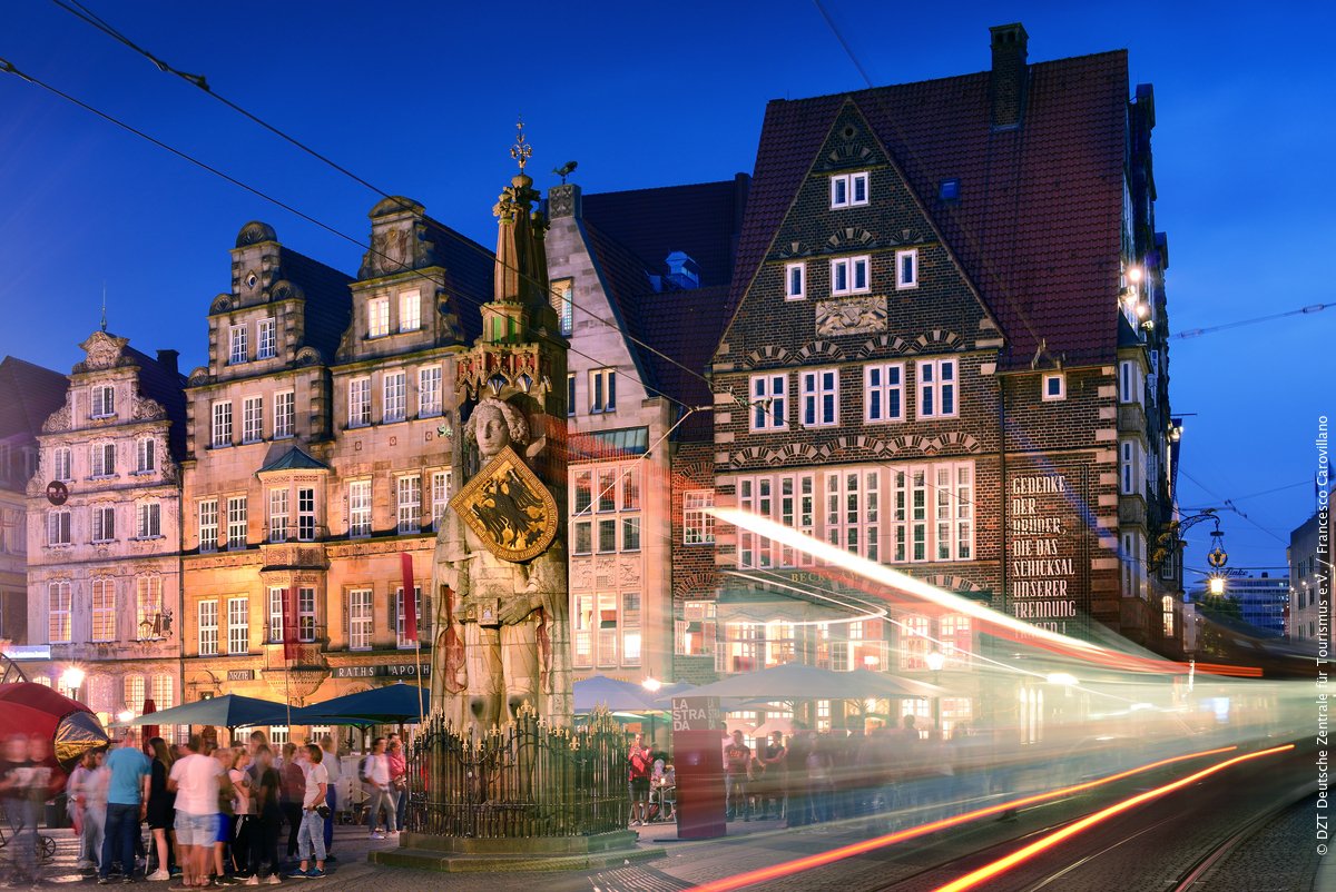 Every year since 2011 the Bremen Music Festival has started with the concert evening »A Great Night Music« in venues centring around the Marktplatz, which is illuminated especially for this occasion! fcld.ly/yap15cy